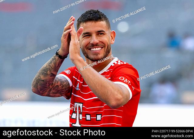 16 July 2022, Bavaria, Munich: Soccer: Bundesliga, team presentation and training FC Bayern at Allianz Arena. Lucas Hernandez in action