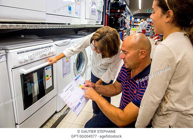 FAMILY BUYING AN OVEN AT A SUPERMARKET, BRETIGNOLLES SUR MER, (85) VENDEE, LOIRE REGION, FRANCE