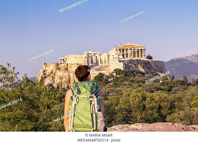 Greece, Athens, Tourist looking to the Acropolis from Pnyx