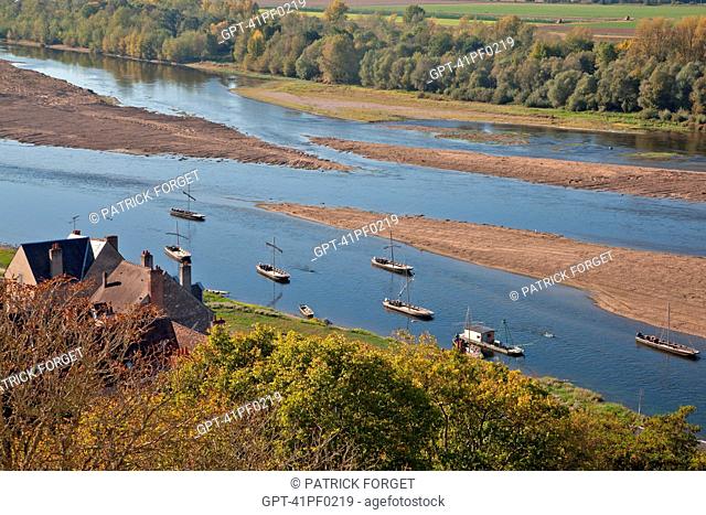 'GABARES', WOODEN BOATS NAVIGATING THE LOIRE IN FRONT OF THE CHATEAU OF CHAUMONT-SUR-LOIRE, LOIR-ET-CHER 41, FRANCE