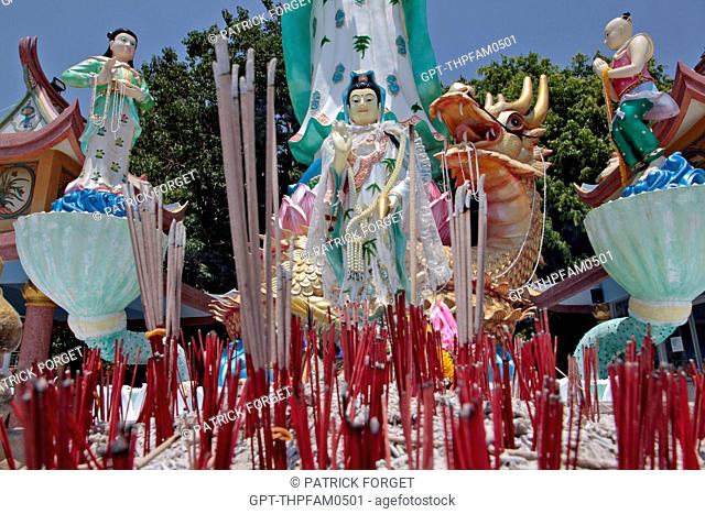 INCENSE STICK AT THE FOOT OF THE MONUMENTAL STATUE OF THE CHINESE GODDESS GUAN YIN, BUDDHIST TEMPLE OF WAT KAEW PRA SERT, CHUMPHON, THAILAND, ASIA