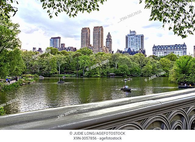 Central Park, Manhattan, New York City. Looking Over the Lake to Central Park Weet Skyline from Bow Bridge. People i Rowboats on the Lake