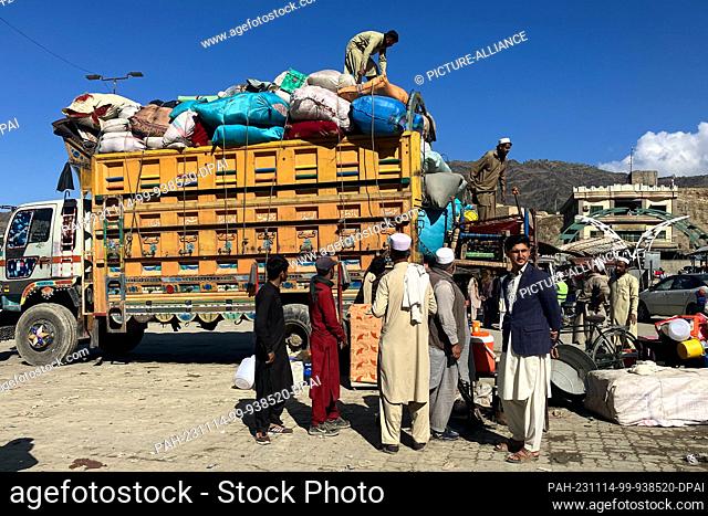 10 November 2023, Pakistan, Torcham: Thousands of Afghans are currently leaving Pakistan every day. At the Torcham border crossing
