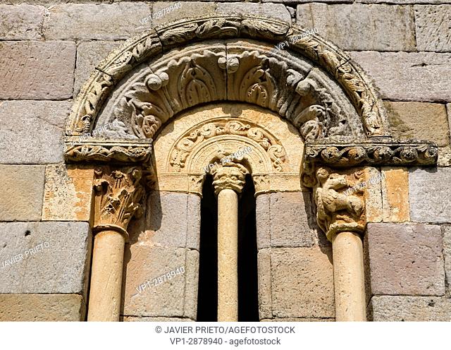 Semi-detached window of the portico of the church of San Julián and Santa Basilisa. Romanesque portico. Rebolledo de la Torre. Las Loras World Geopark