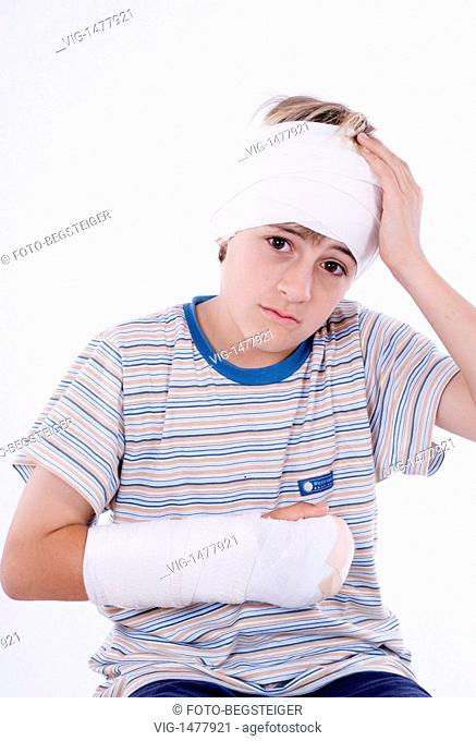 boy with arm in plaster and bandage on head - 09/06/2009