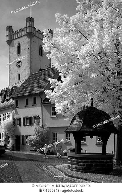 Draw well and church steeple in the historic town center, Steinheim am Main, Rhein-Main region, Hesse, Germany, Europe