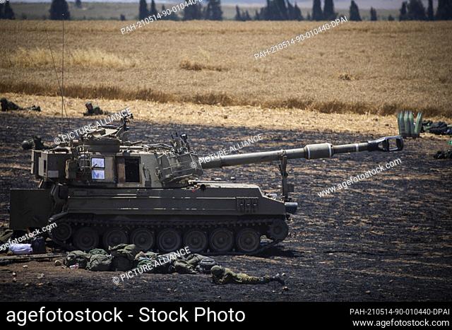 14 May 2021, Israel, Sderot: An Israeli army artillery battery is deployed at a position on the Israeli-Gaza border near Sderot