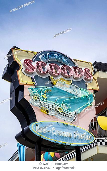 USA, New Jersey, The Jersey Shore, Wildwoods, 1950s-era Doo-Wop architecture, Cool Scoops Ice Cream Parlor, neon sign