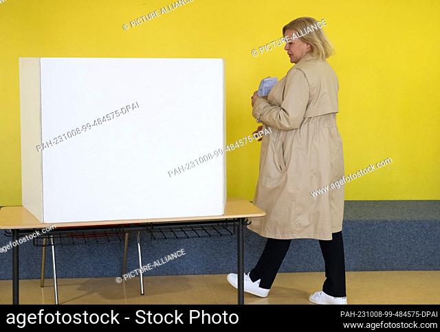 08 October 2023, Hesse, Schwalbach: Nancy Faeser (SPD), top candidate of the SPD and Federal Minister of the Interior, casts her vote for the state election at...