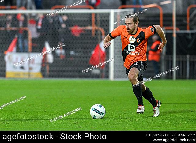 Alessio Staelens (7) of KMSK Deinze pictured during a soccer game between KMSK Deinze and SL16 FC during the 16th matchday in the Challenger Pro League...
