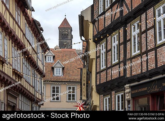 29 November 2020, Saxony-Anhalt, Quedlinburg: Christmassy decorated facades and fairy lights create an Advent atmosphere in the old town