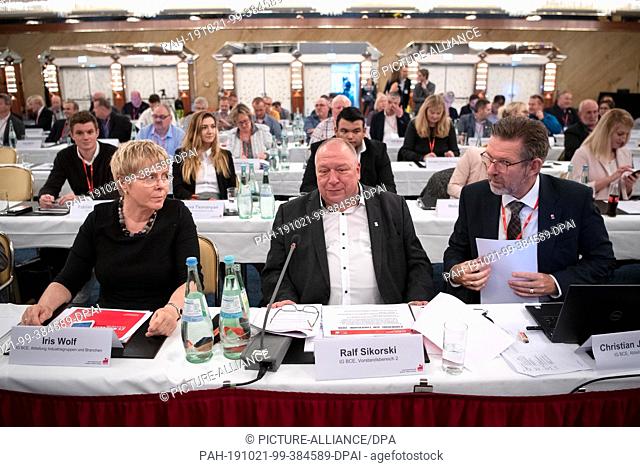 21 October 2019, Lower Saxony, Hanover: Iris Wolf, Ralf Sikorski and Christian Jungvogel from the IG BCE trade union are seated in the hall before the start of...