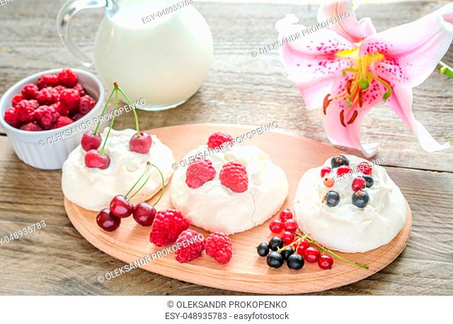 Meringue cakes with fresh berries