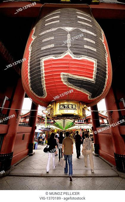 JAPAN, TOKYO, 06.07.2008, The giant Chochin (big red lantern) of Kaminarimon (Thunder Gate). This is the outer gate of the Senso-ji ( or Asakusa Temple)