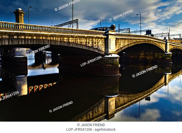 Scotland, City of Glasgow, Glasgow. Glasgow Bridge and railway bridge spanning the River Clyde in Glasgow