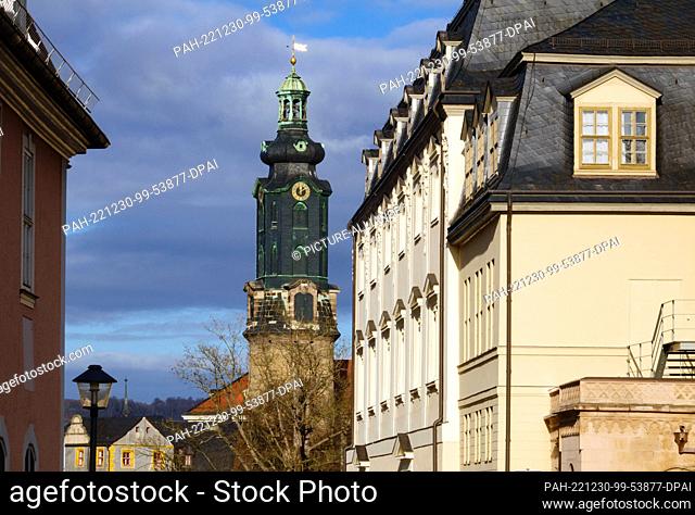 24 December 2022, Thuringia, Weimar: The city palace with the palace tower can be seen behind the Duchess Anna Amalia Library