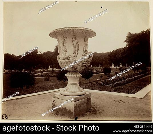 Versailles, Vase par Cornu, 1902. Creator: Eugene Atget