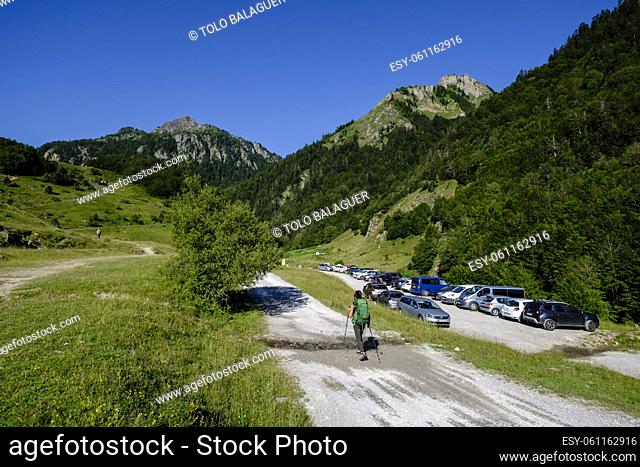 hiker in the caravan park, Bious Artigues, Ayous lakes tour, Pyrenees National Park, Pyrenees Atlantiques, France