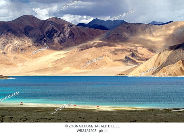 Berglandschaft am Pangong See in Ladakh, Indien