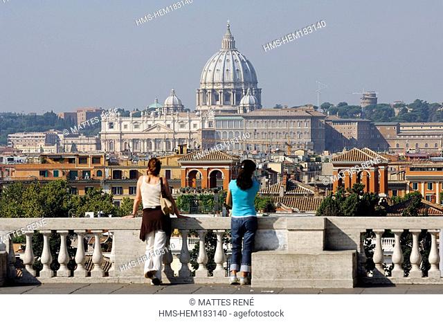 Italy, Lazio, Rome, Basilica di San Pietro in Vaticano Saint Peter's Basilica, view from the Pincio terrace