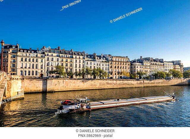 France, Paris 4th arrondissement, Œle Saint Louis, buildings on the Quai de Bethune seen from the Pont de la Tournelle on the Seine river