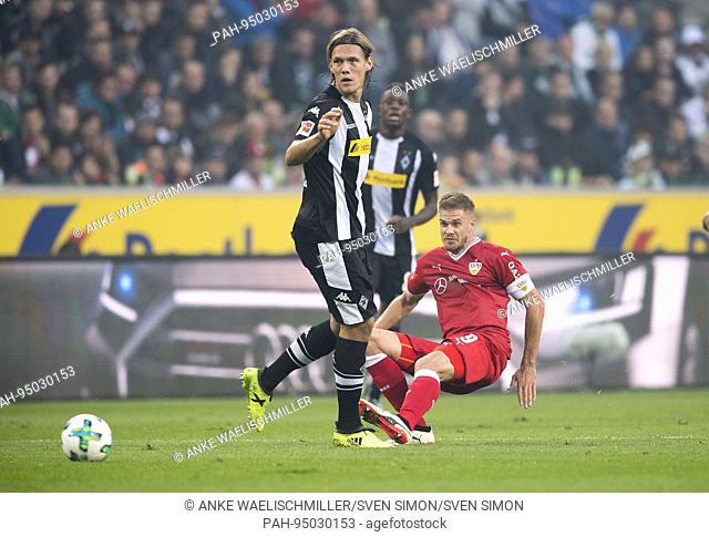Jannik VESTERGAARD l. (MG) im Zweikampf gegen Simon TERODDE (S), AKtion, Fussball 1. Bundesliga, 5. Spieltag, Borussia Monchengladbach (MG) - VfB Stuttgart (S)...
