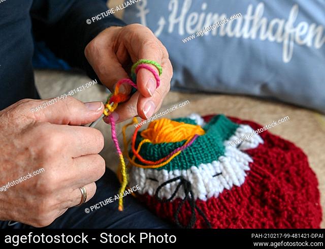 03 February 2021, Berlin: ILLUSTRATION - A man practices knitting. Photo: Jens Kalaene/dpa-Zentralbild/ZB. - Berlin/Berlin/Germany