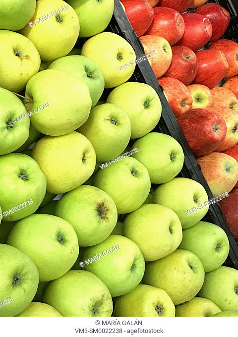 Green apples and red apples