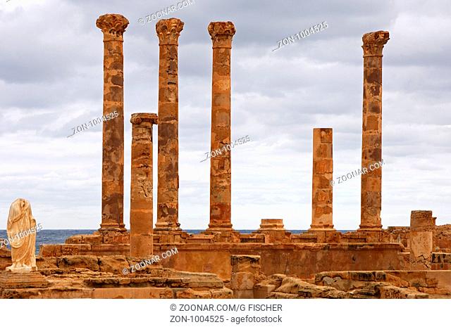 Ruinen der Flavius Tuilus Fontäne und Statue, antike römische Ausgrabungsstätte, UNESCO-Weltkulturerbe Sabratha, Libyen / Ruins of the Flavius Tuilus fountain...
