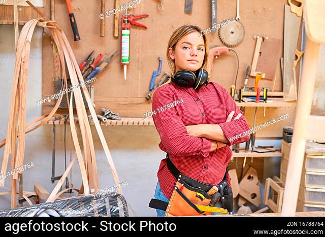 Junge Frau macht Handwerker Ausbildung zum Schreiner in Tischlerei Werkstatt