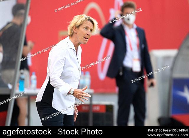 15 June 2021, Hessen, Offenbach am Main: Football, Women: Internationals, Germany - Chile at Stadion am Bieberer Berg. Martina Voss-Tecklenburg