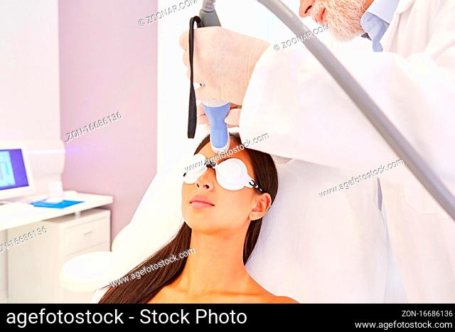 Junge Frau bei Hautverjüngung an der Stirn durch Lasertherapie mit dem Bruchlaser