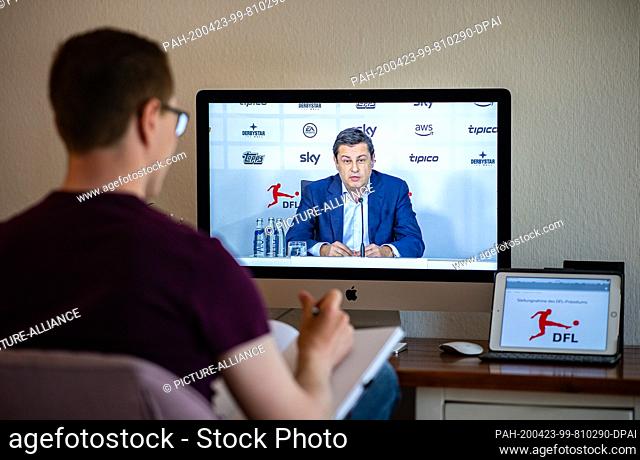 23 April 2020, North Rhine-Westphalia, Warendorf: A man looks at the monitor of his computer, on which Christian Seifert