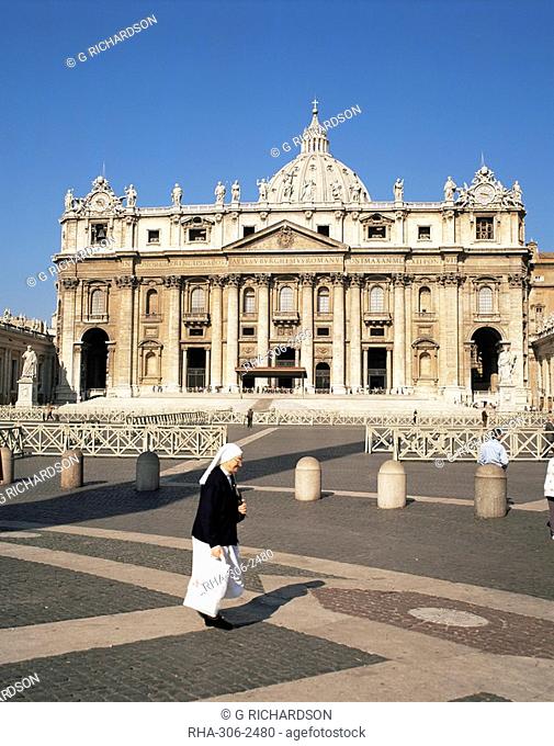 Nun in St. Peter's Square, Vatican, Rome, Lazio, Italy, Europe