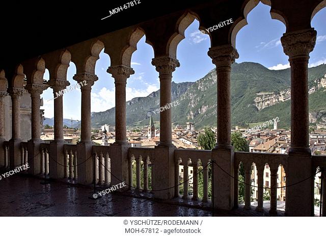 Italien Trento Castello del Buonconsiglio Loggia m Blick auf d Stadt