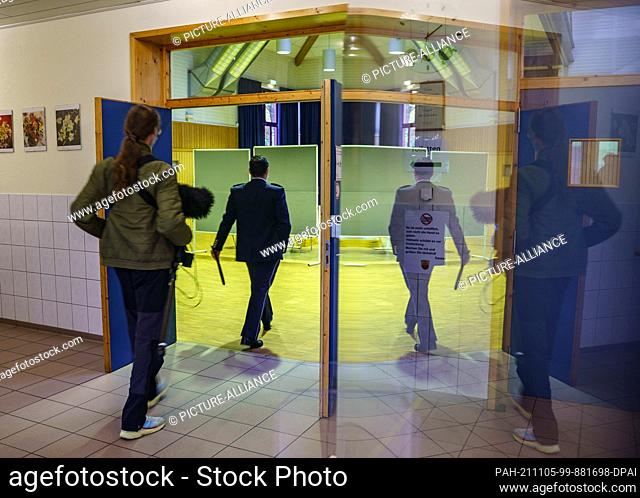 05 November 2021, Hessen, Büdingen: Police press officer Tobias Kremp (M) goes to the Wolfgang Konrad Hall in the Lorbach district in the afternoon