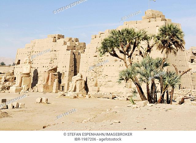 Statues in front of the pylons of Karnak Temple, Luxor, Nile Valley, Egypt, Africa
