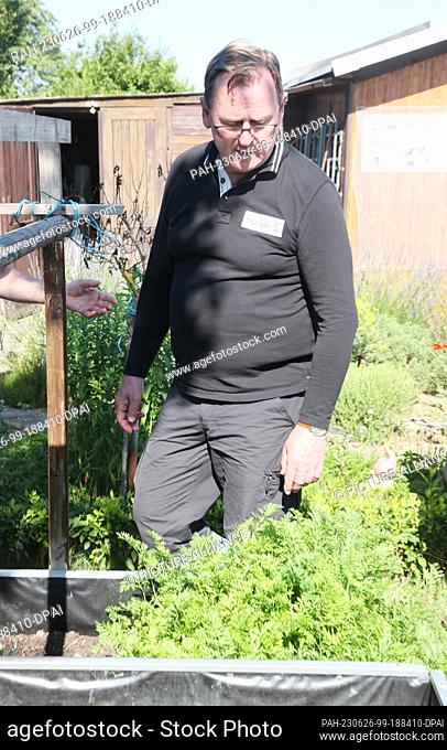 26 June 2023, Thuringia, Pößneck: Bodo Ramelow (Die Linke), Prime Minister of Thuringia, walks through a garden during a visit to the Regionalverband Orlatal...