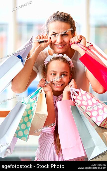 Mutter und Tochter mit vielen Einkaufstüten als Symbol für Kaufkraft und Konsum