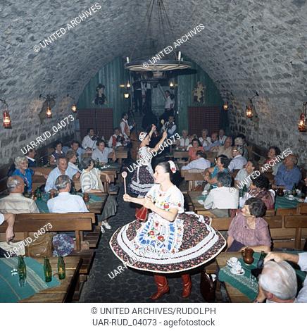 Ein Folkloreabend mit ungarischer Volksmusik, Ungarn 1984. A folklore evening witn Hungarian folk music, Hungary 1984