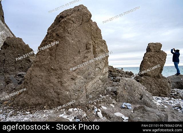 01 November 2023, Mecklenburg-Western Pomerania, Putgarten auf Rügen: Chalk and marl masses lie on the beach below the Slavic temple castle at Cape Arkona