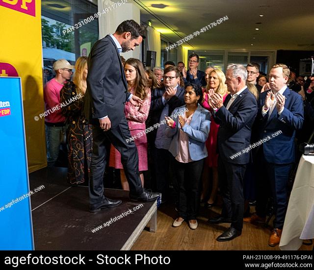 08 October 2023, Bavaria, Munich: Martin Hagen (FDP), Bavarian state chairman, steps down from the stage at the FDP election party at the Ella restaurant