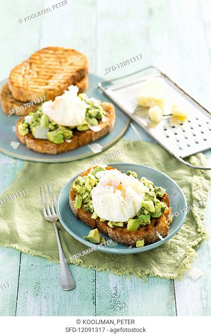 Crispy toast with avocado and poached eggs