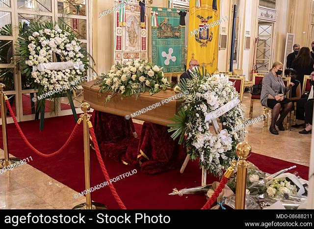 The Milanese greet the Italian dancer Carla Fracci at the burial chamber set up in the foyer of the Teatro La Scala. Milan (Italy), May 28th, 2021