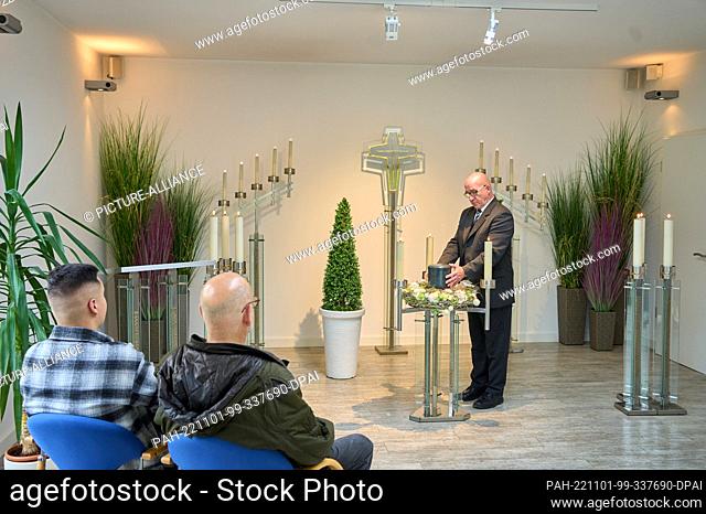 PRODUCTION - 24 October 2022, Rhineland-Palatinate, Dachsenhausen: Mortician Udo F. places an urn in the prayer room of the Dachsenhausen crematorium