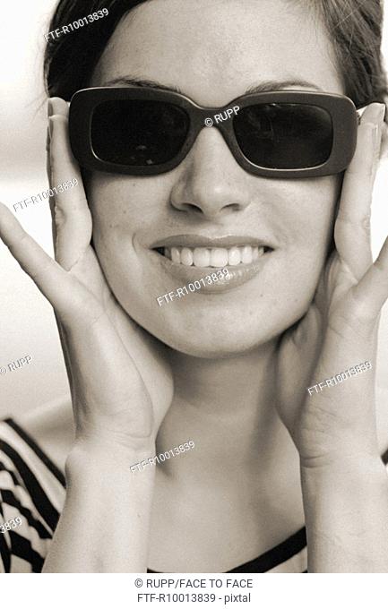 Young brunette woman with sunglasses, Black and white photo