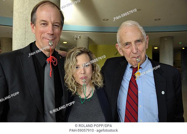 DPA ECLUSIVE - The US whistleblower (l-r) Thomas Drake, lawyer Jesselyn Radack, military analyst and writer of the bool 'The Pentagon Papers' Daniel Ellsberg...
