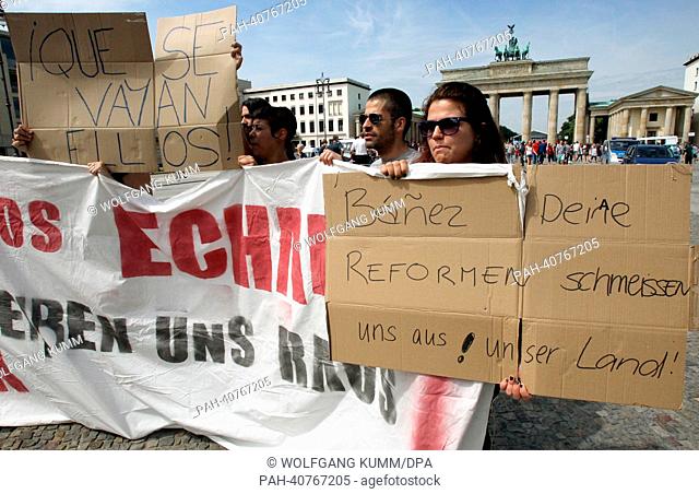 Spanish youths demonstrate against the policies in their home country in front of Brandenburg Gate in Berlin, Germany, 03 July 2013