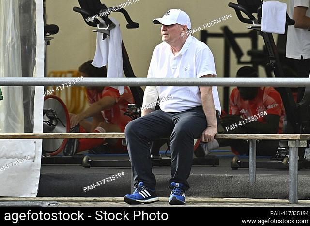 Uli HOENESS (H?ness, Honorary President FC Bayern Munich) sits on a wooden bench and watches what is happening. Test match FC Bayern Munich - Rottach Egern 27-0...