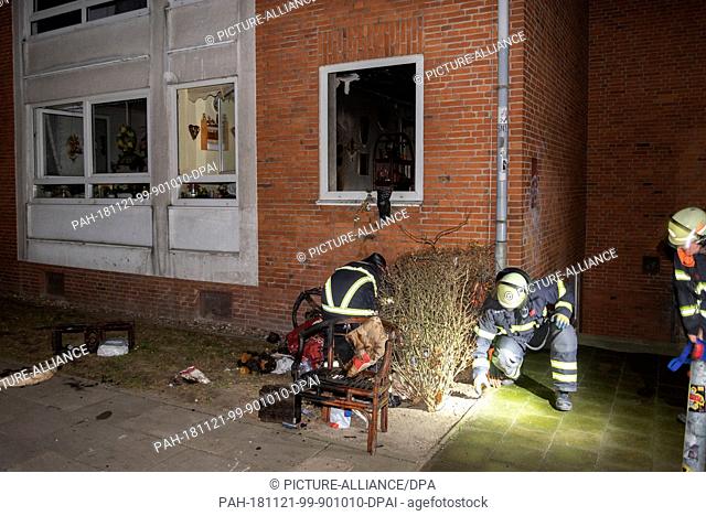 21 November 2018, Hamburg: Firefighters are on duty in front of an apartment after a room fire. An 87-year-old man died in an apartment fire in Hamburg's...